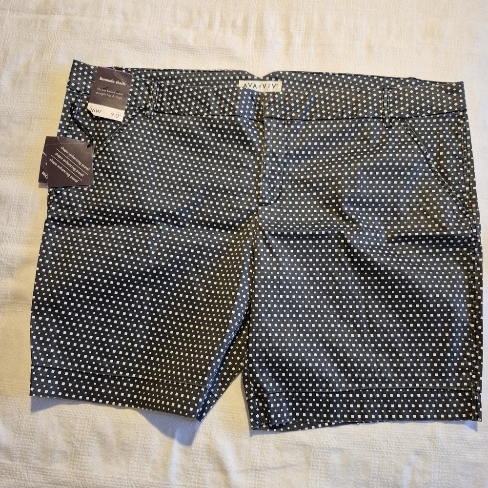 AVA VIV women's size 26W x 9" dark gray and White square Dot Shorts NWT